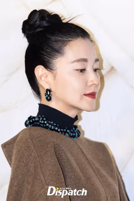 53歲李英愛最新活動照曝光:無懼閃光燈,成熟大氣盡顯風采!