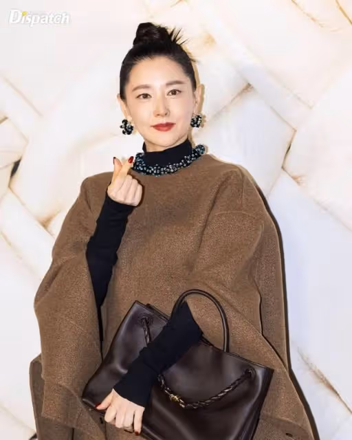 53歲李英愛最新活動照曝光:無懼閃光燈,成熟大氣盡顯風采!