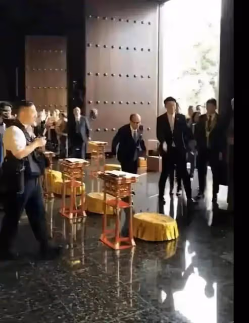 96歲李嘉誠難得現身,精神狀態超好,向大學捐贈治療儀超關注健康