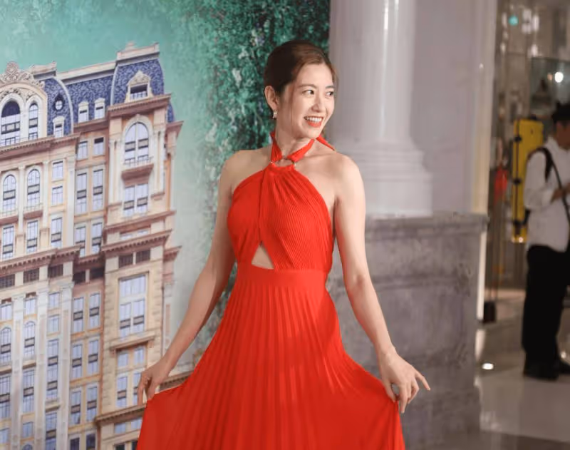 TVB最索人妻低胸慶43歲生日!大曬玉背及長腿!視帝老公繼續「失蹤」!