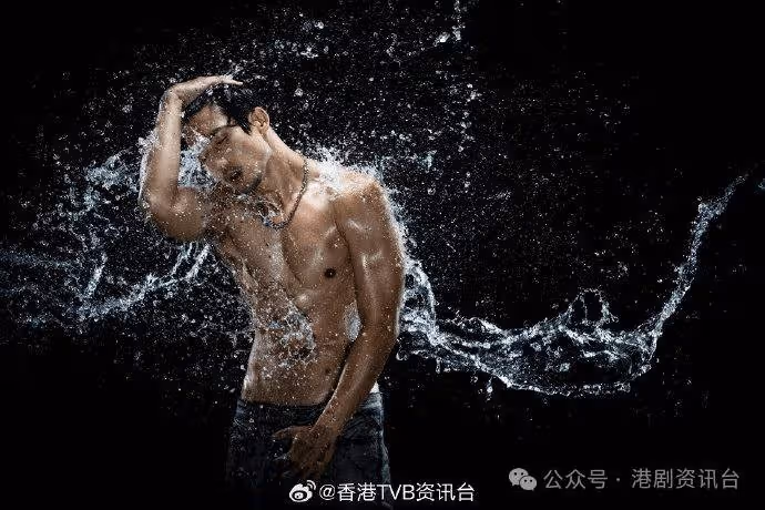 43歲前男團成員罕派爆肌福利照:10多年都沒有穿過的小泳褲