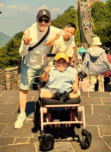 大雙抱李喜梅爬長城,稱不圖錢,老婆沒錢還會愛她,喜梅又白又胖