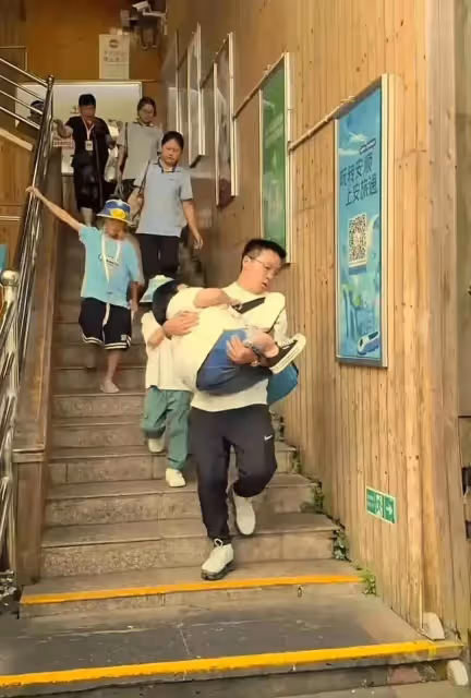 大雙抱李喜梅爬長城,稱不圖錢,老婆沒錢還會愛她,喜梅又白又胖