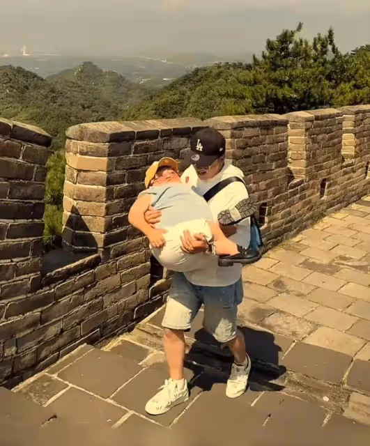 大雙抱李喜梅爬長城,稱不圖錢,老婆沒錢還會愛她,喜梅又白又胖