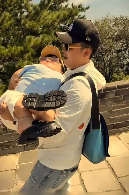 大雙抱李喜梅爬長城,稱不圖錢,老婆沒錢還會愛她,喜梅又白又胖
