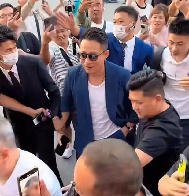 汪小菲現身天津新店開業現場，不見老婆小梅，穿短褲腳上紋身搶眼