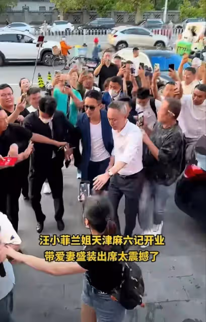 汪小菲現身天津新店開業現場，不見老婆小梅，穿短褲腳上紋身搶眼