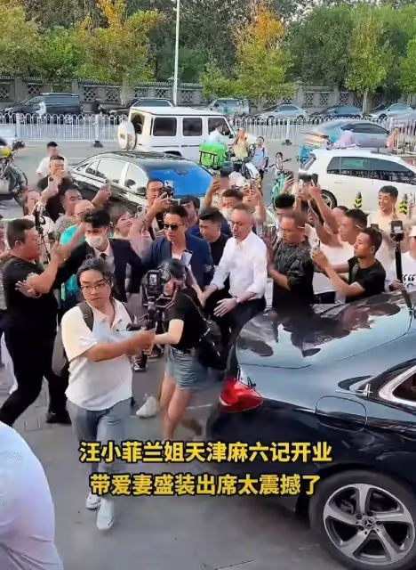 汪小菲現身天津新店開業現場，不見老婆小梅，穿短褲腳上紋身搶眼