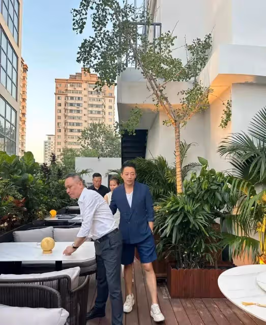 汪小菲現身天津新店開業現場，不見老婆小梅，穿短褲腳上紋身搶眼