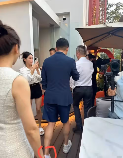 汪小菲現身天津新店開業現場，不見老婆小梅，穿短褲腳上紋身搶眼