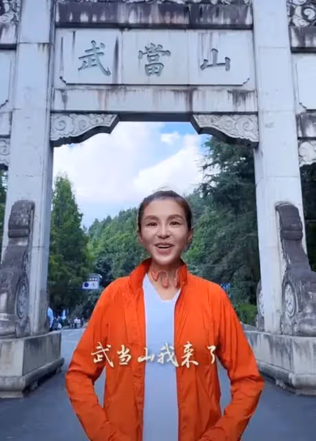 51歲朱迅爬武當山,近照十分消瘦讓人心疼,愛上長跑本人超陽光