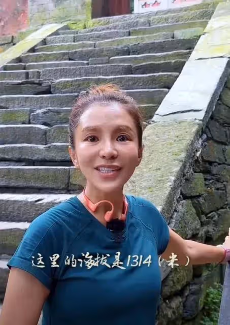 51歲朱迅爬武當山,近照十分消瘦讓人心疼,愛上長跑本人超陽光