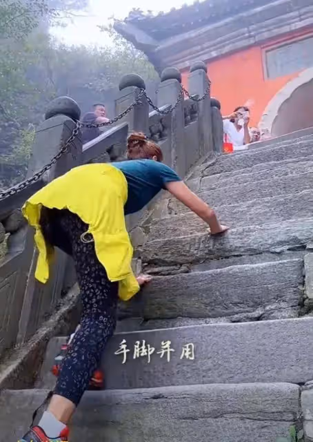 51歲朱迅爬武當山,近照十分消瘦讓人心疼,愛上長跑本人超陽光