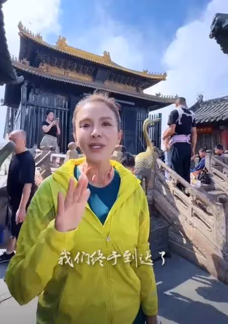 51歲朱迅爬武當山,近照十分消瘦讓人心疼,愛上長跑本人超陽光