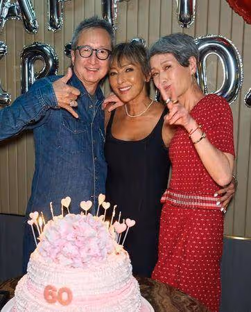 56歲邱淑貞罕露面!混血女星慶生現場星光閃「唐鶴德笑抱梁朝偉」