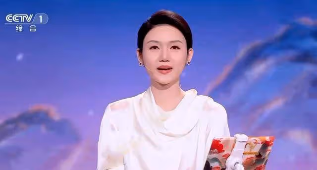 2024中國詩詞大會賽程過半，主持人龍洋表現「叫座不叫好」