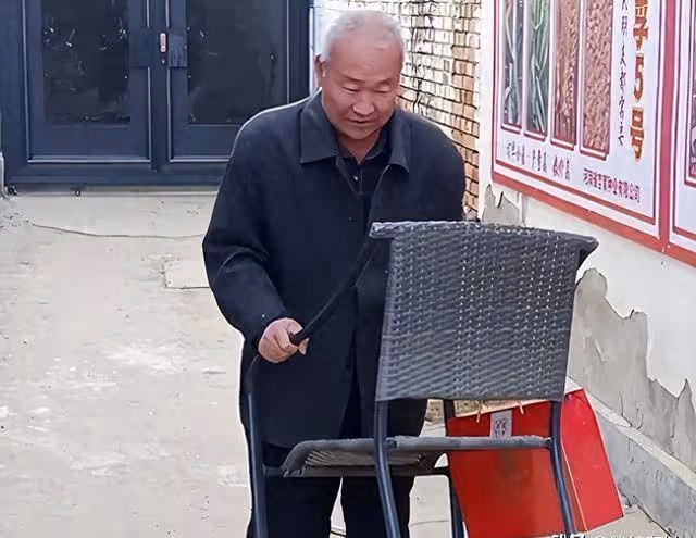 「大衣哥」門口老頭蹲守真相揭曉:身患疾病欲借錢,卻被村民指責
