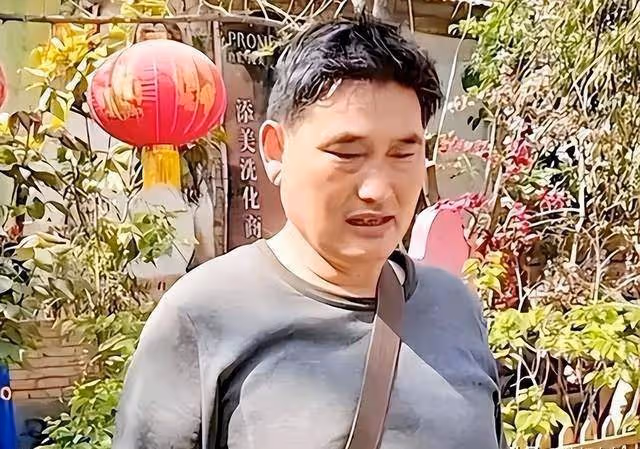「大衣哥」門口老頭蹲守真相揭曉:身患疾病欲借錢,卻被村民指責