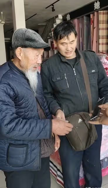 「大衣哥」門口老頭蹲守真相揭曉:身患疾病欲借錢,卻被村民指責