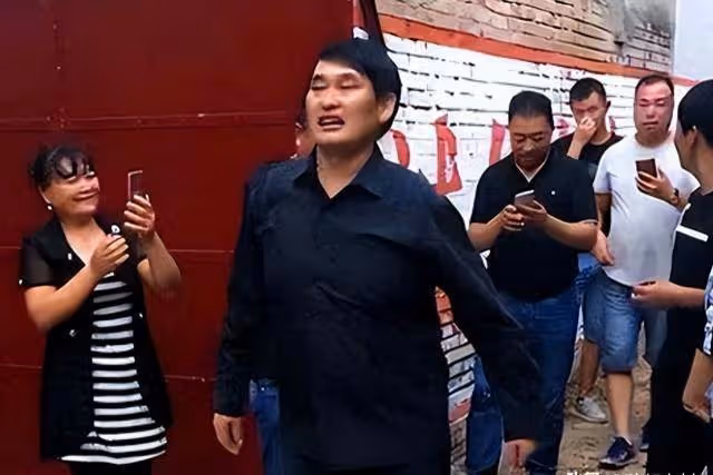 「大衣哥」門口老頭蹲守真相揭曉:身患疾病欲借錢,卻被村民指責