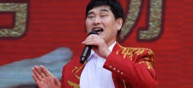 「大衣哥」門口老頭蹲守真相揭曉:身患疾病欲借錢,卻被村民指責