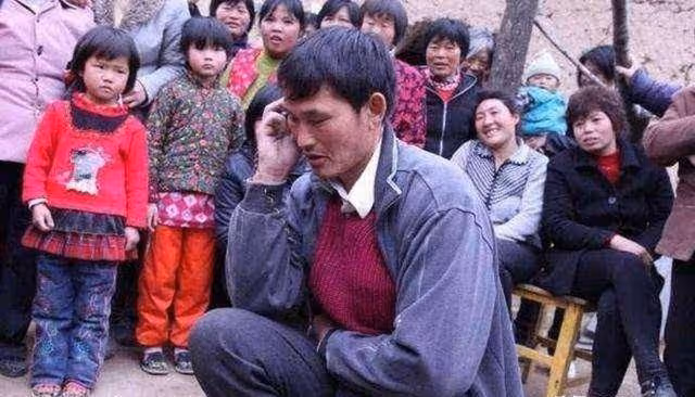 「大衣哥」門口老頭蹲守真相揭曉:身患疾病欲借錢,卻被村民指責