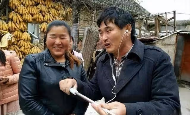 「大衣哥」門口老頭蹲守真相揭曉:身患疾病欲借錢,卻被村民指責