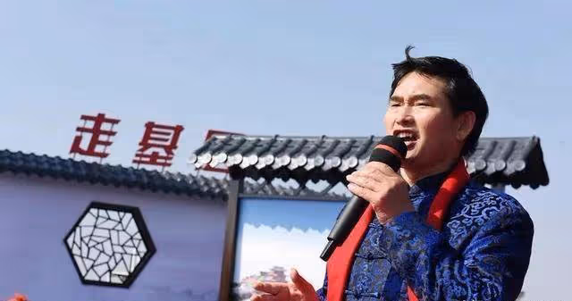 「大衣哥」門口老頭蹲守真相揭曉：身患疾病欲借錢，卻被村民指責