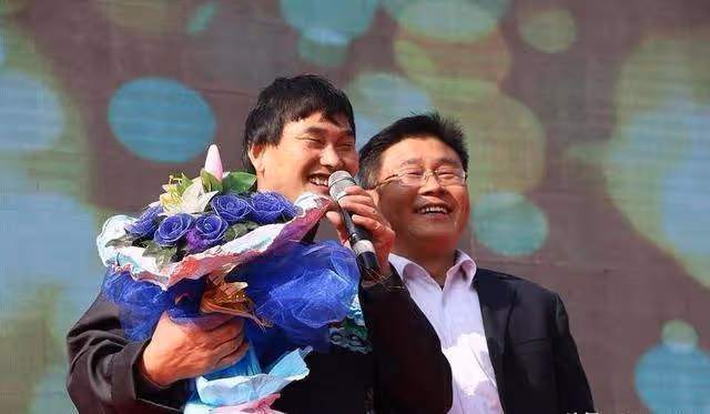 「大衣哥」門口老頭蹲守真相揭曉：身患疾病欲借錢，卻被村民指責