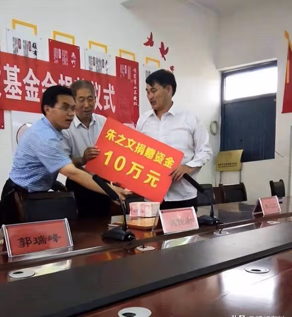 「大衣哥」門口老頭蹲守真相揭曉：身患疾病欲借錢，卻被村民指責