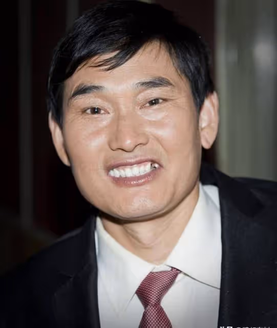 「大衣哥」門口老頭蹲守真相揭曉：身患疾病欲借錢，卻被村民指責
