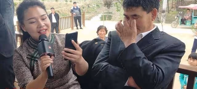 「大衣哥」門口老頭蹲守真相揭曉：身患疾病欲借錢，卻被村民指責