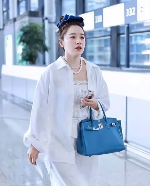 38歲何潔泰國度假曝光:從玉女到大媽,她的自信卻治癒了我