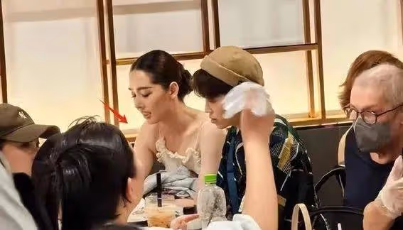 38歲何潔泰國度假曝光:從玉女到大媽,她的自信卻治癒了我
