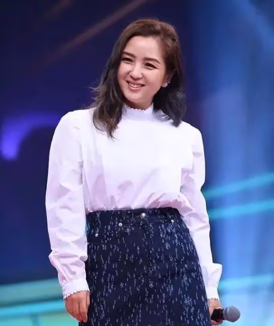 38歲何潔泰國度假曝光:從玉女到大媽,她的自信卻治癒了我