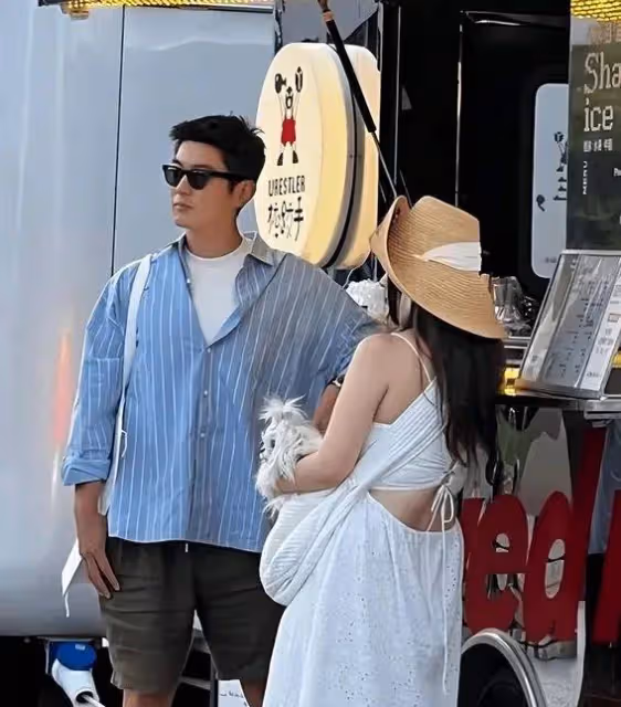 38歲何潔泰國度假曝光:從玉女到大媽,她的自信卻治癒了我