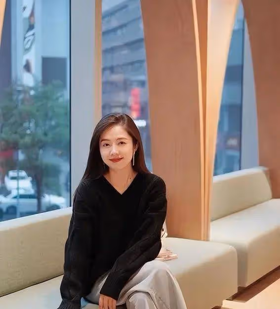 38歲何潔泰國度假曝光:從玉女到大媽,她的自信卻治癒了我