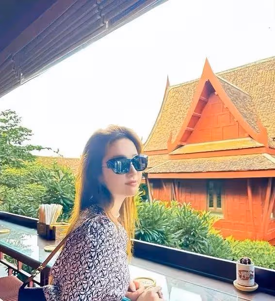 38歲何潔泰國度假曝光:從玉女到大媽,她的自信卻治癒了我