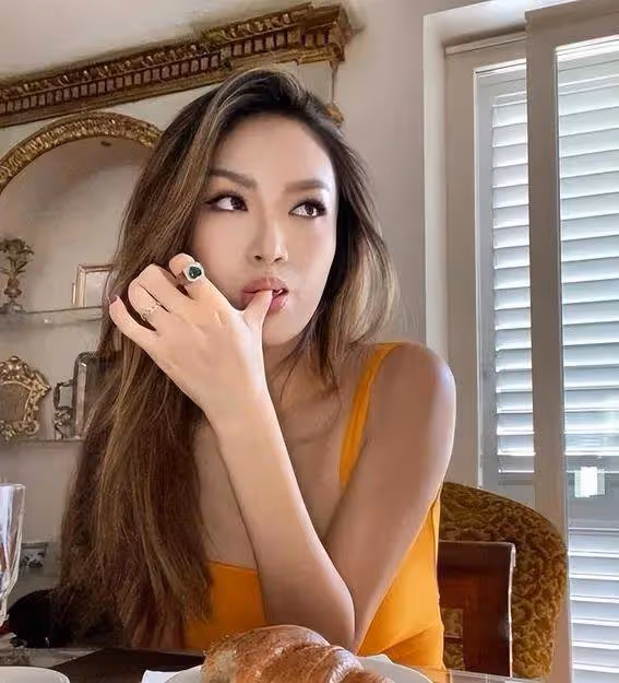 38歲何潔泰國度假曝光:從玉女到大媽,她的自信卻治癒了我