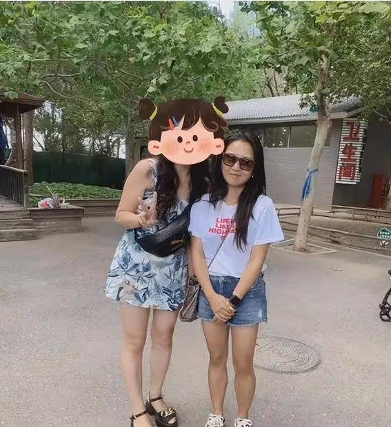 38歲何潔泰國度假曝光:從玉女到大媽,她的自信卻治癒了我