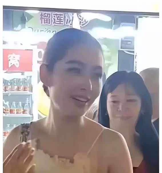38歲何潔泰國度假曝光:從玉女到大媽,她的自信卻治癒了我