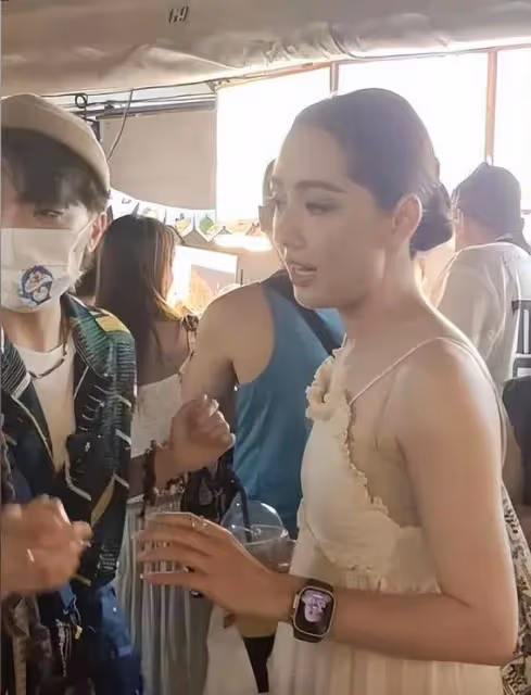 38歲何潔泰國度假曝光:從玉女到大媽,她的自信卻治癒了我