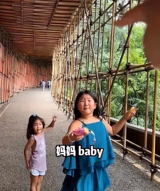 38歲何潔泰國度假曝光:從玉女到大媽,她的自信卻治癒了我