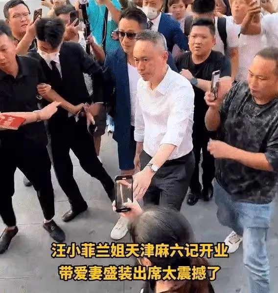 大秀恩愛!汪小菲馬筱梅赴天津麻六記開業,筱梅親手攤煎餅果子,還是倆雞蛋的