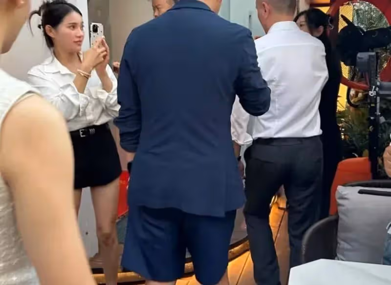 大秀恩愛!汪小菲馬筱梅赴天津麻六記開業,筱梅親手攤煎餅果子,還是倆雞蛋的