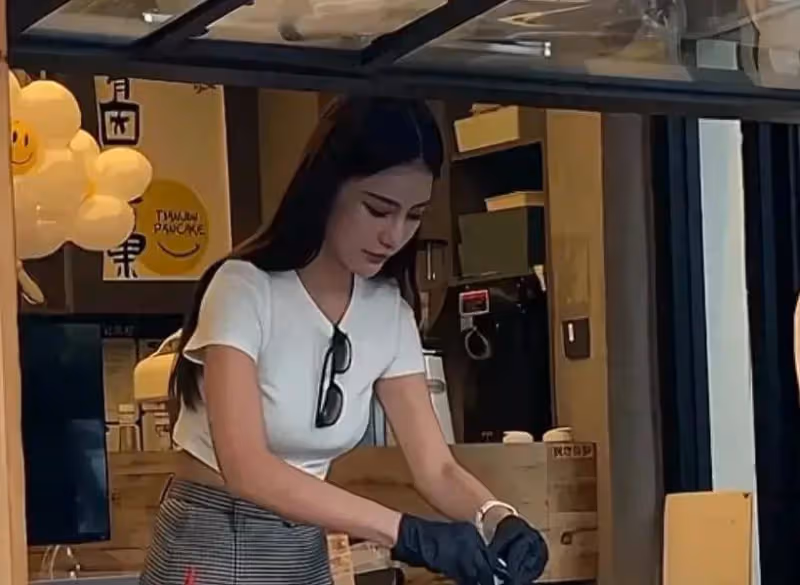 大秀恩愛！汪小菲馬筱梅赴天津麻六記開業，筱梅親手攤煎餅果子，還是倆雞蛋的