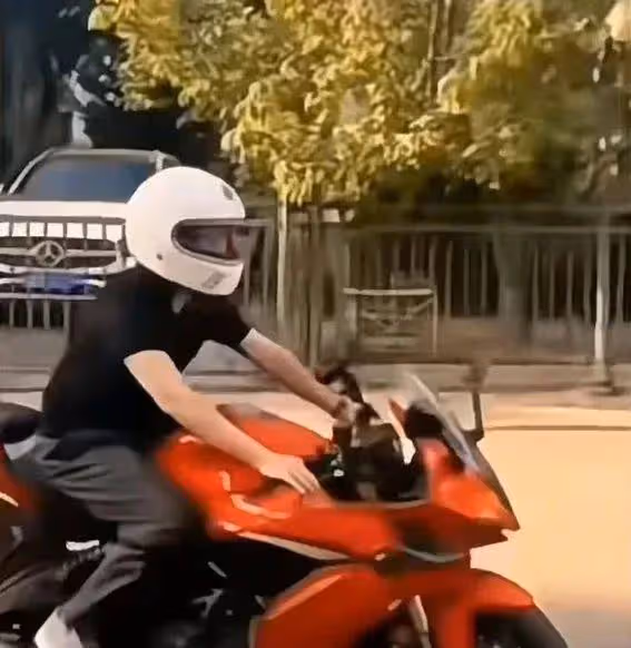 汪小菲騎小摩托開戰!具俊曄PK賽遭遇勁敵,誰才是真正的車神?