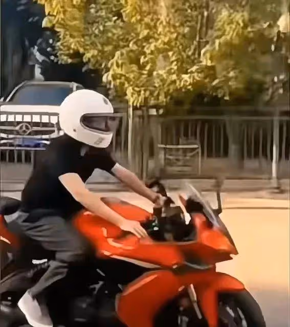 汪小菲騎小摩托開戰!具俊曄PK賽遭遇勁敵,誰才是真正的車神?