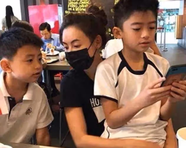 太離譜了,港媒竟然爆張柏芝三胎兒子生父是前公公謝賢