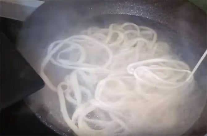 網紅「一根面」來了,其實做法很簡單,兩餳一抻,一根麵條裝一碗